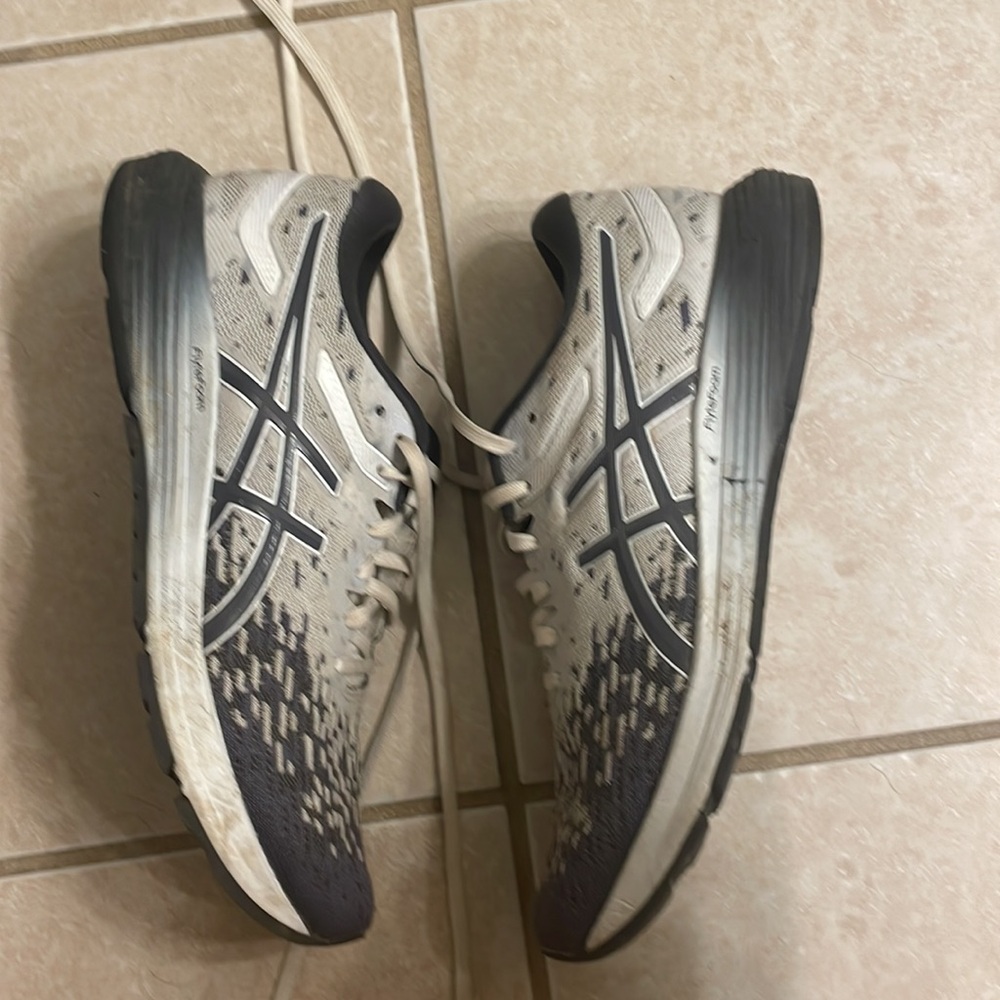 Gray And White Patterned Running Shoes - image 3